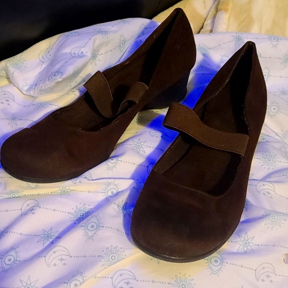 Comfort plus by Predictions Brown Suede Slight wedge